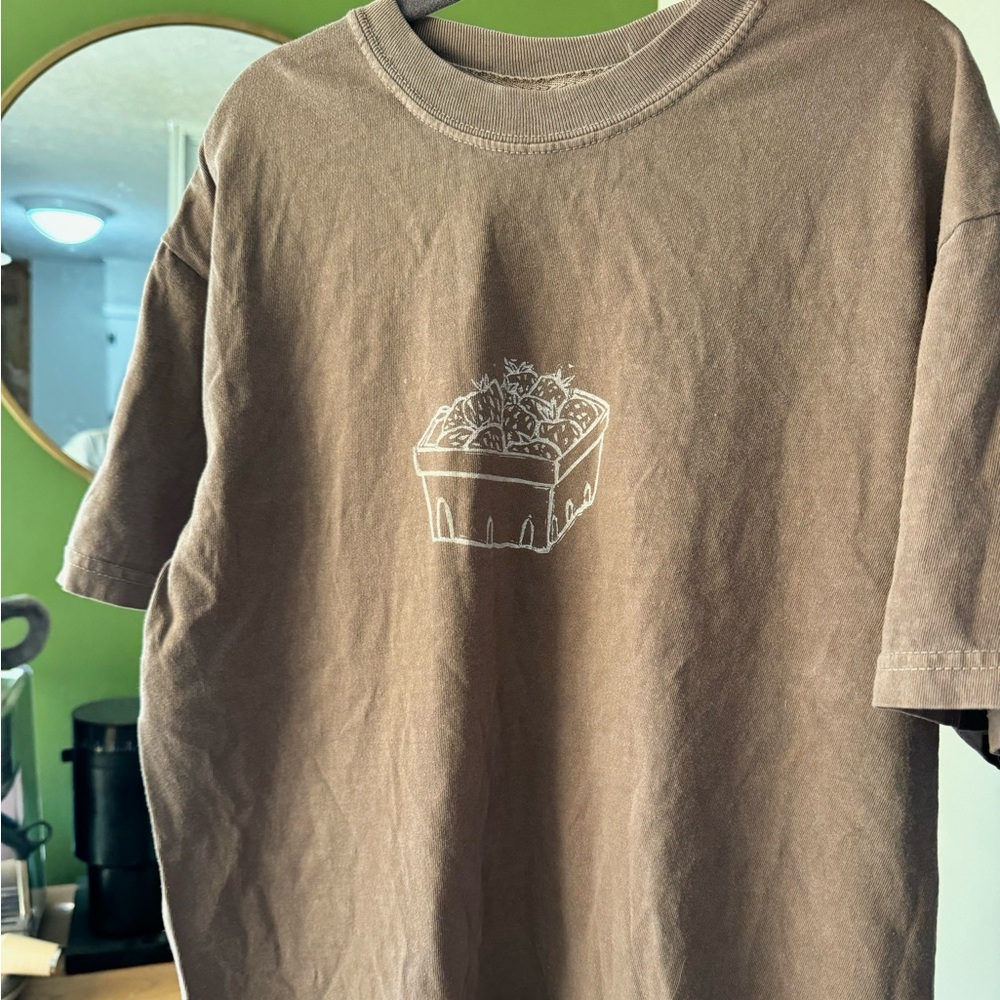 Brown berry basket Graphic T-Shirt
